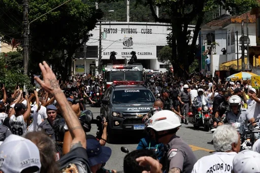 巴西23萬人排隊超過2小時送別球王比利　一代傳奇寫下最後篇章