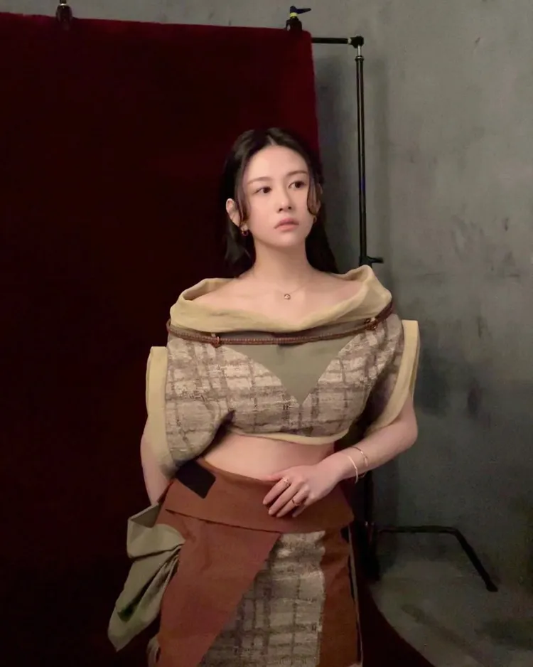 沈月拍攝香港《ZIP》雜誌2022年12月刊封面的花絮照，穿著LV服裝，搭配法國珠寶品牌CHAUMET珠寶，展現時尚貴氣。翻攝yuetyuetxx IG