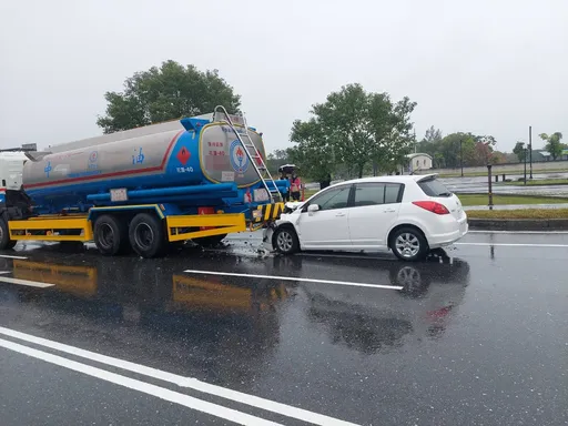 天雨路滑未注意前方車況　轎車剎車不及追撞油罐車