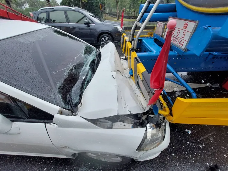 轎車追撞油罐車，車頭毀損。警方提供