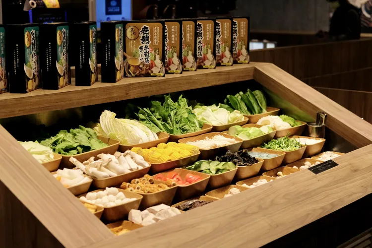 「築間幸福鍋物」有設置自助吧，提供數十種蔬菜、鍋料，可無限量取用。葉盛耀攝