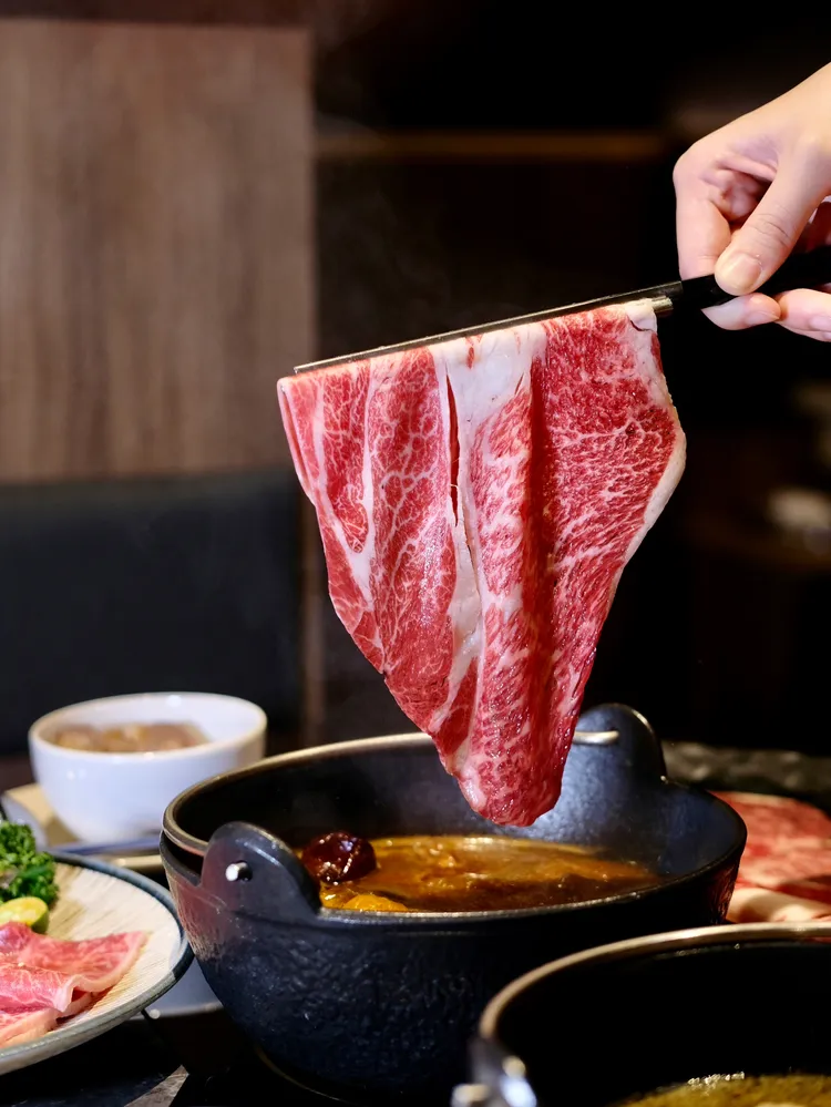 歡慶新店開幕，消費單筆滿2,000元即贈刮刮卡1張，有機會刮中M9+黑毛和牛板腱鍋套餐券，能品嘗到帶豐厚油花的頂級肉品。葉盛耀攝