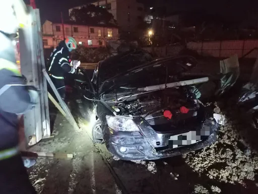 越籍男開車載3同鄉撞電桿釀1死2傷　有人落跑現場赫見1把槍