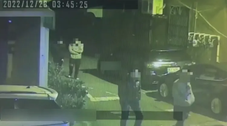 陳男在竹北遭詐騙集團成員連人帶車擄走。翻攝畫面