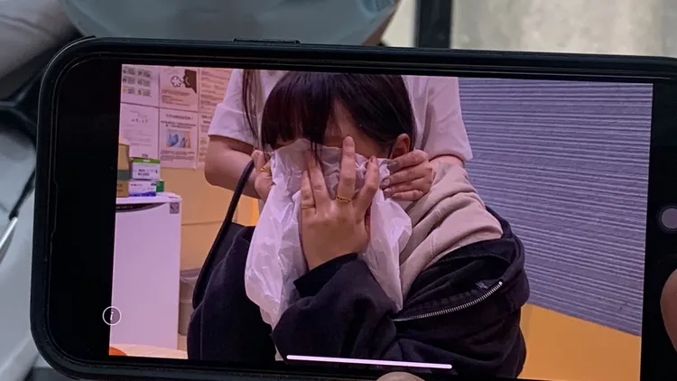 施勝桓醫師與護理人員從旁協助用塑膠袋套住口鼻，並安撫患者慢慢呼吸。曾雪蒨攝