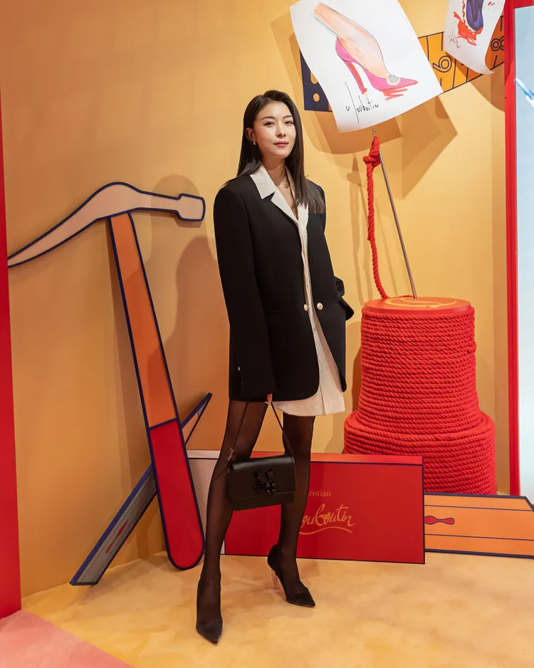 河智苑穿長版襯衫搭西裝的下身失蹤裝扮配黑絲襪和高跟鞋，高挑身形和一雙細長腿畢現，十分俐落又性感。品牌提供