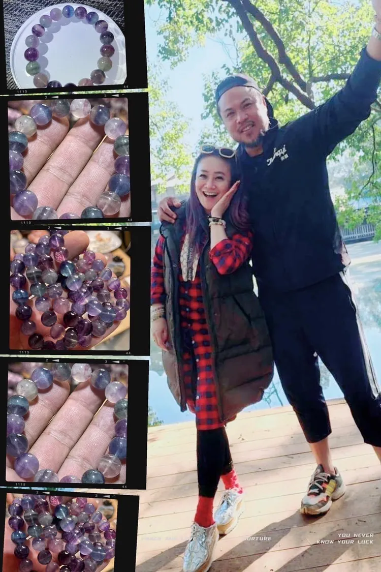 林秀琴（左）和陳致遠近期在賣水晶。翻攝自陳致遠&林秀琴的樂fun人生臉書