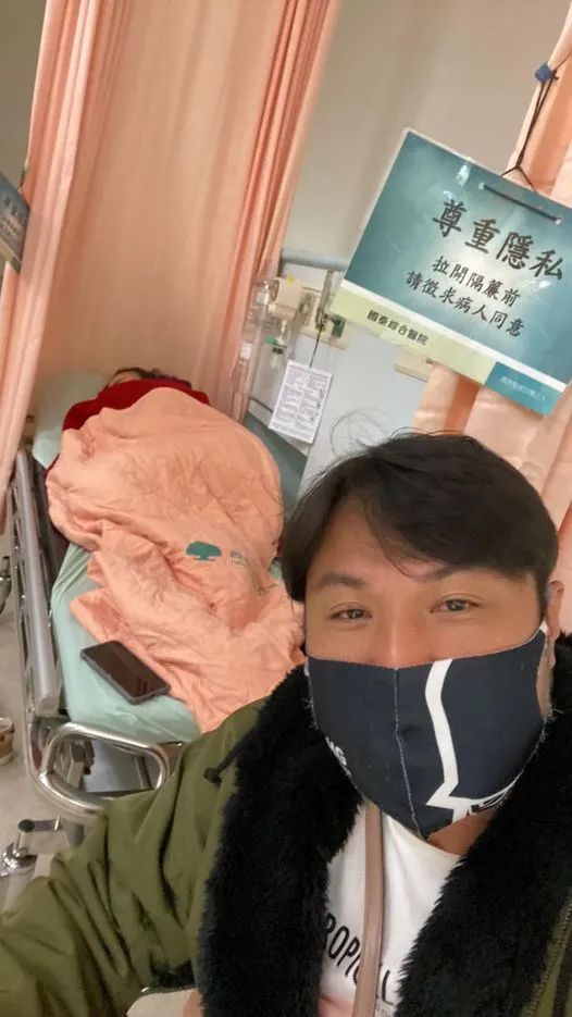 陳致遠照顧生病的老婆。翻攝自陳致遠&林秀琴的樂fun人生臉書