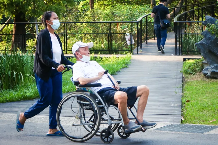 部分被照顧者家屬，可在外籍移工休假時，申請喘息服務。資料照，賴昀岫攝