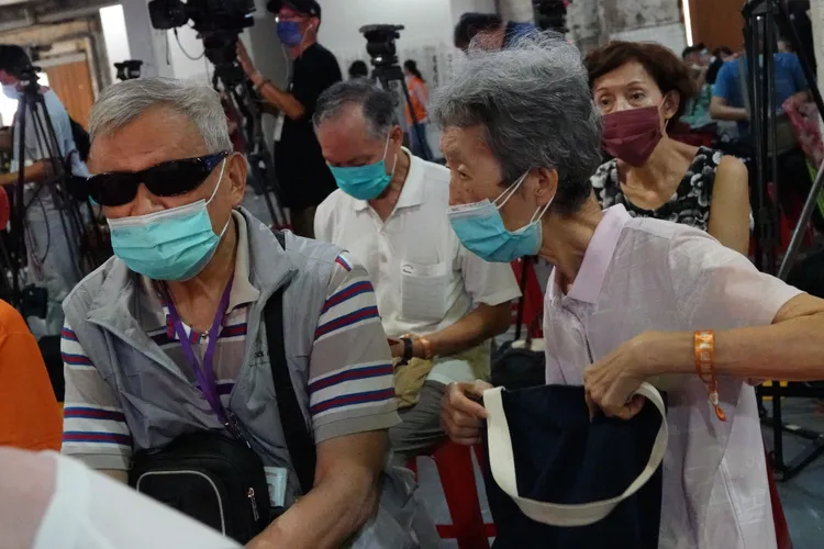 地方政府委託安置的低收入戶老人，提供每人1000元的紅包。資料照