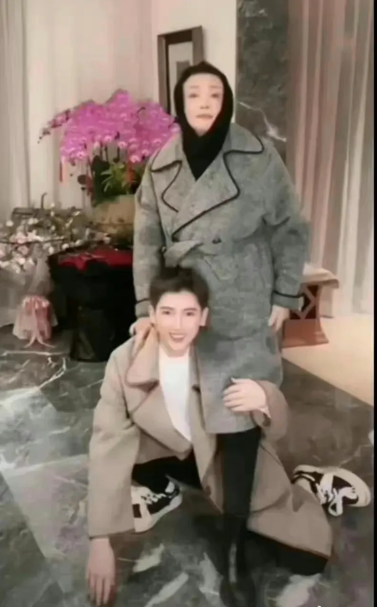 張蘭（右）坐在小鮮肉肩膀，模仿大Ｓ具俊曄姿勢。翻攝自微博