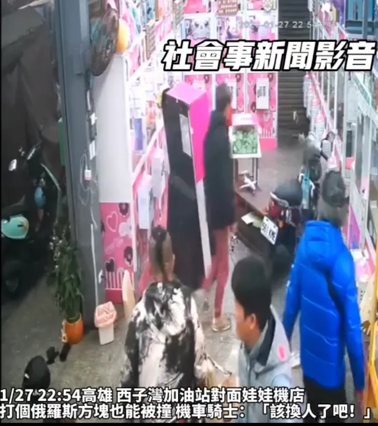 一輛機車撞進夾娃機店內，嚇得打俄羅斯方塊的阿伯跳離座位。翻攝自社會事新聞影音群組