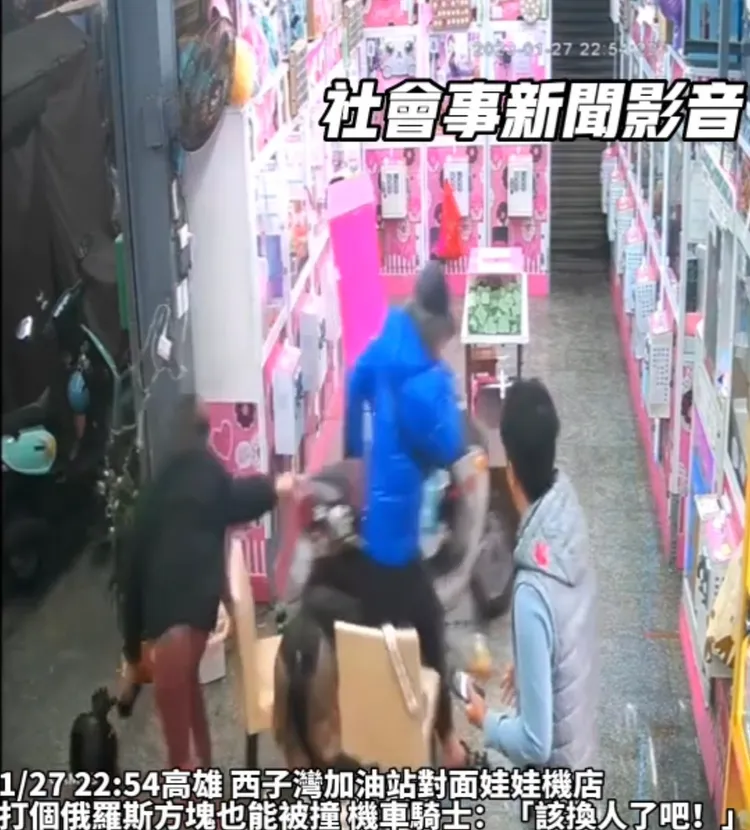 一輛機車撞進夾娃機店內，嚇得打俄羅斯方塊的阿伯跳離座位。翻攝自社會事新聞影音群組
