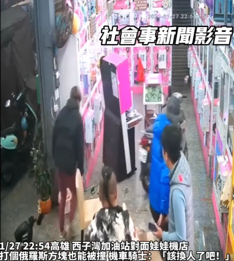 一輛機車撞進夾娃機店內，嚇得打俄羅斯方塊的阿伯跳離座位。翻攝自社會事新聞影音群組