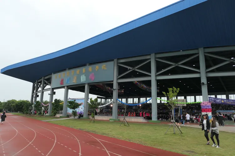 苗栗縣某專科學校日前發生校門口霸凌事件。圖為該校風雨操場。楊永盛攝