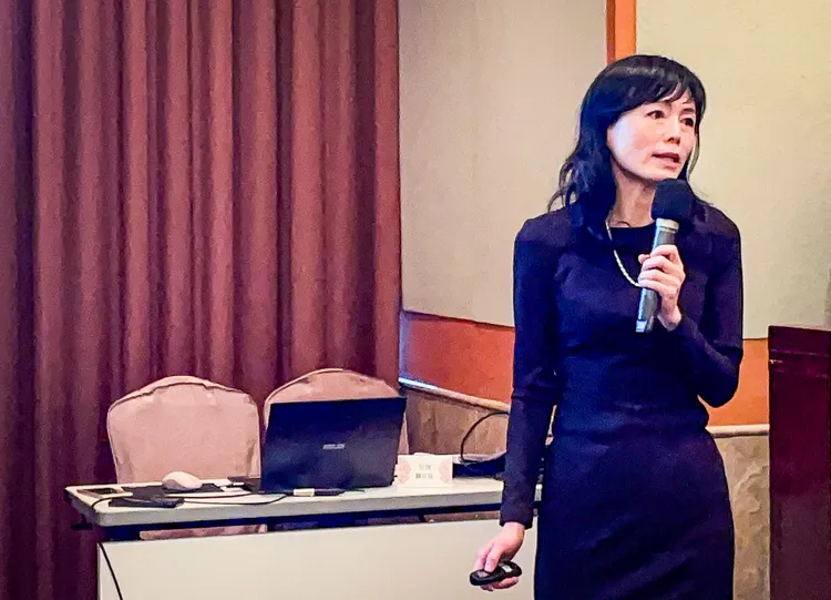 李雅玲說明氟化物施用方式。資料照，賴昀岫攝