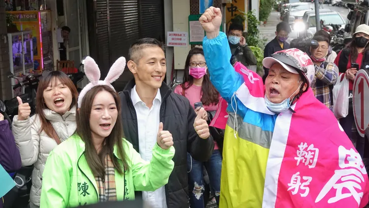 支持者在吳怡農身旁高喊「凍蒜」。莊宗達攝