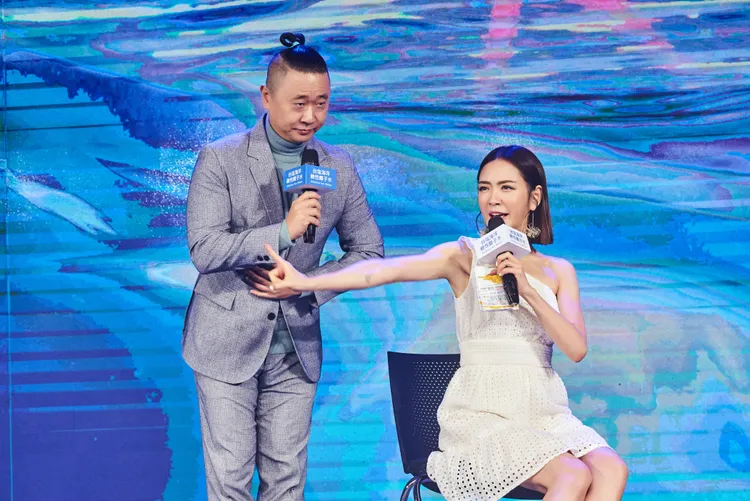 邰智源(左)和楊千霈互動有趣。天工生技提供