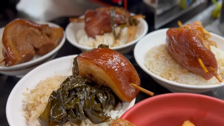 阿泉爌肉飯是彰化在地知名老店，人氣歷久不衰，豬後腿肉浸泡香甜滷汁燉煮出爌肉誘人口感，有老饕直呼一口氣得吃3碗才甘心。民眾提供