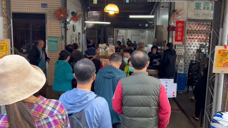阿泉爌肉飯是在地人氣老店，一早開店營業就吸引許多人上門。民眾提供