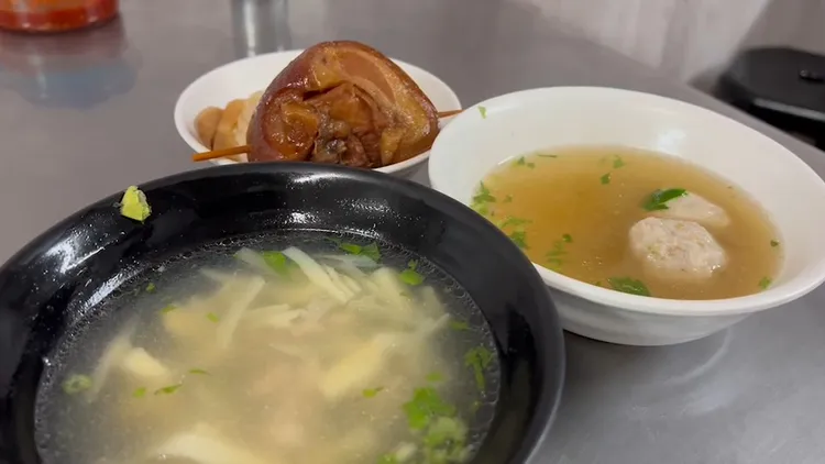 小爌肉飯從50元漲至55元，肉絲湯從35元漲為40元、蝦丸湯調整為25元，便當類也從80元漲價至85元。民眾提供