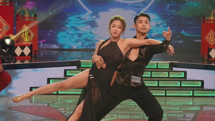 賴慧如（左）和舞伴秀浪漫唯美的國標表演。民視提供