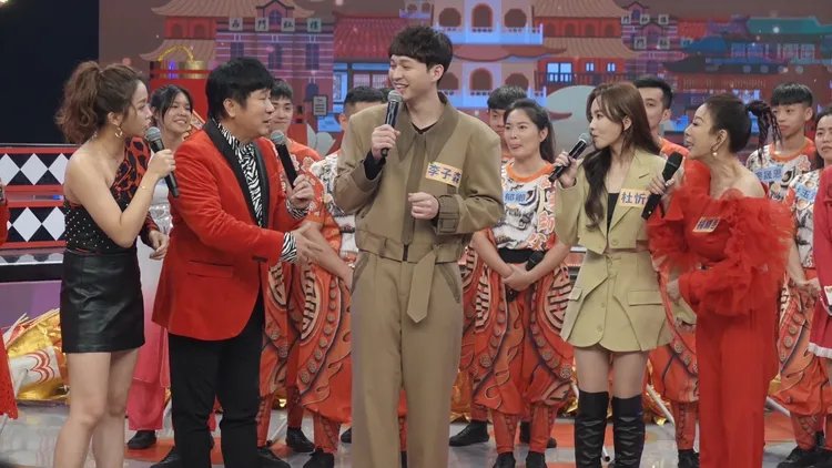 賴慧如（左起）、胡瓜拱李子森與杜忻在一起，楊繡惠（右一）在旁起鬨。民視提供