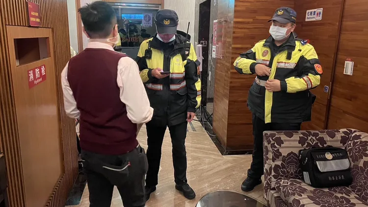 警方也在轄區旅館逐一臨檢。板橋警分局提供