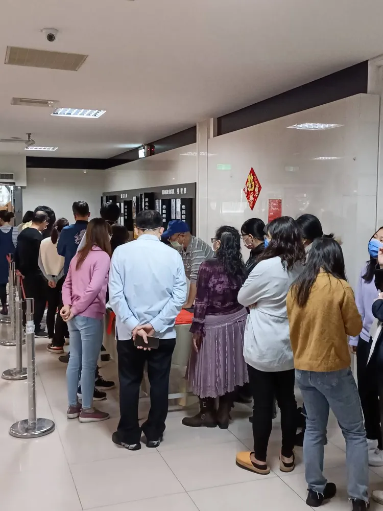 警員及眷屬到場等候領取手寫春聯。新北市警局提供