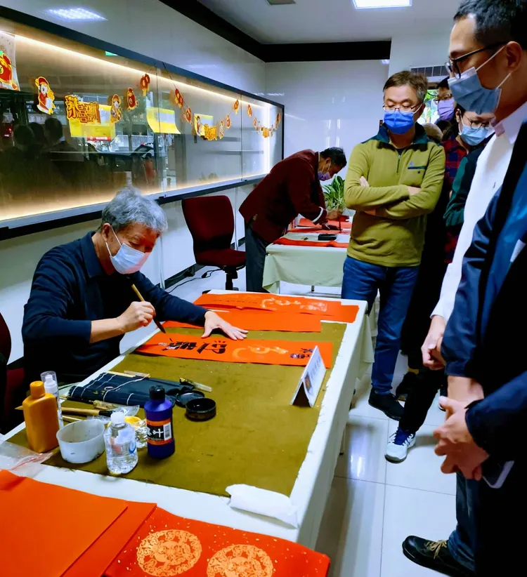 名書法家現場寫春聯。新北市警局提供