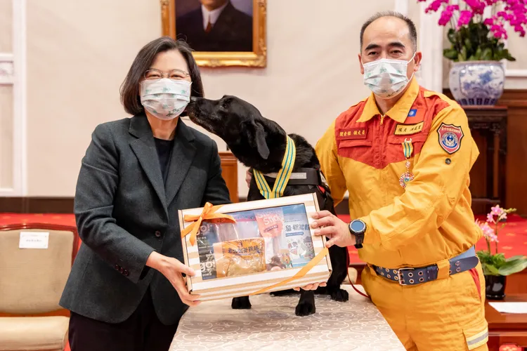 Melody熱情舔蔡英文的臉。總統府提供