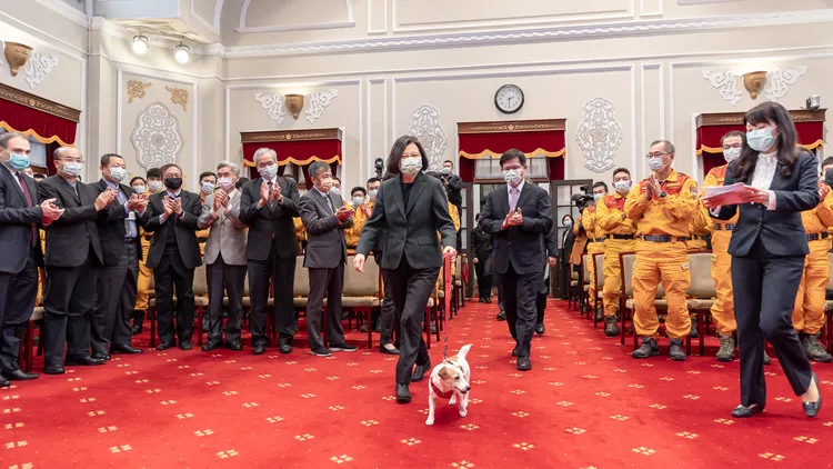 蔡英文帶同樣是搜救犬出身的「樂樂」進場。總統府提供