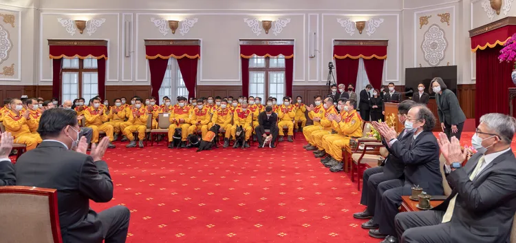 蔡英文向搜救隊鞠躬致敬。總統府提供