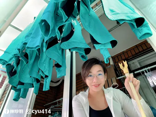 網紅指女議員美照「背後磁磚貼歪了」　本尊高EQ回：不修圖怕嚇到人！