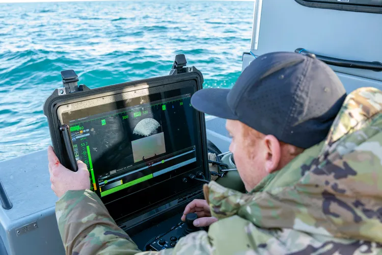 美軍從海上找回氣球殘骸。美聯社