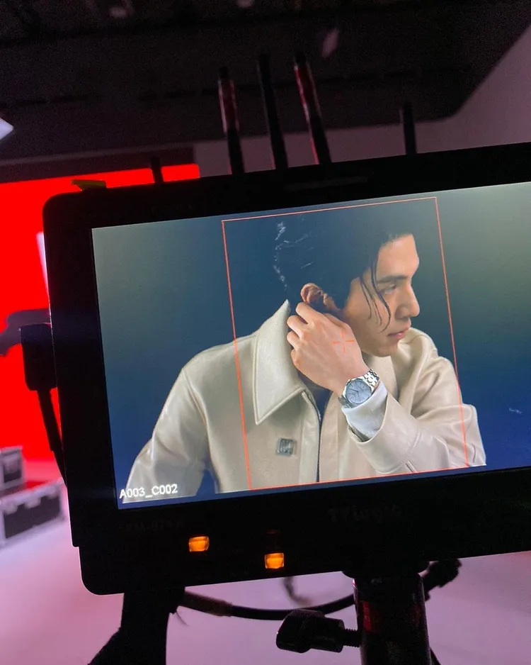 李棟旭為另個代言瑞士鐘錶品牌TISSOT拍攝廣告的花絮照，雕像般的側臉同樣讓人看得如癡如醉。翻攝leedongwook_official IG