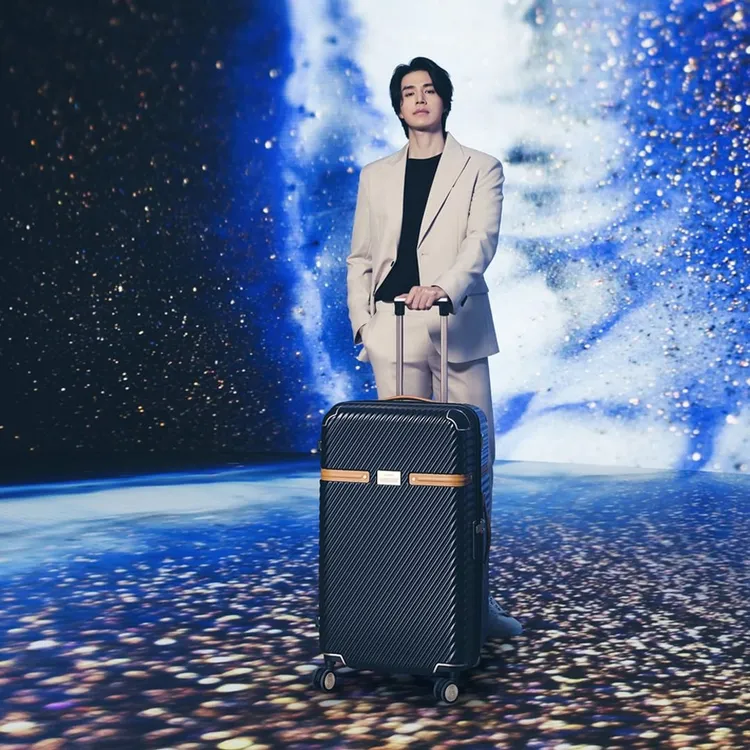 李棟旭於廣告中展示Samsonite旗下SBL Richemont II行李箱的帥氣模樣，讓粉絲想把他一併打包帶走。翻攝samsonite_korea IG