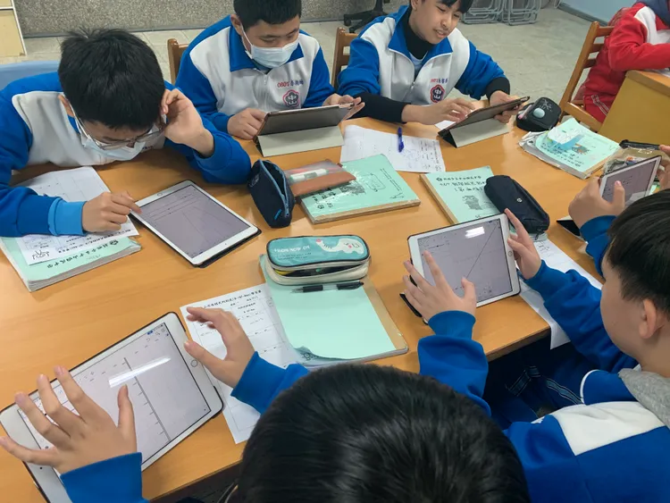 學生們在早自習時間利用線上自主學習取代考試。中山國中提供