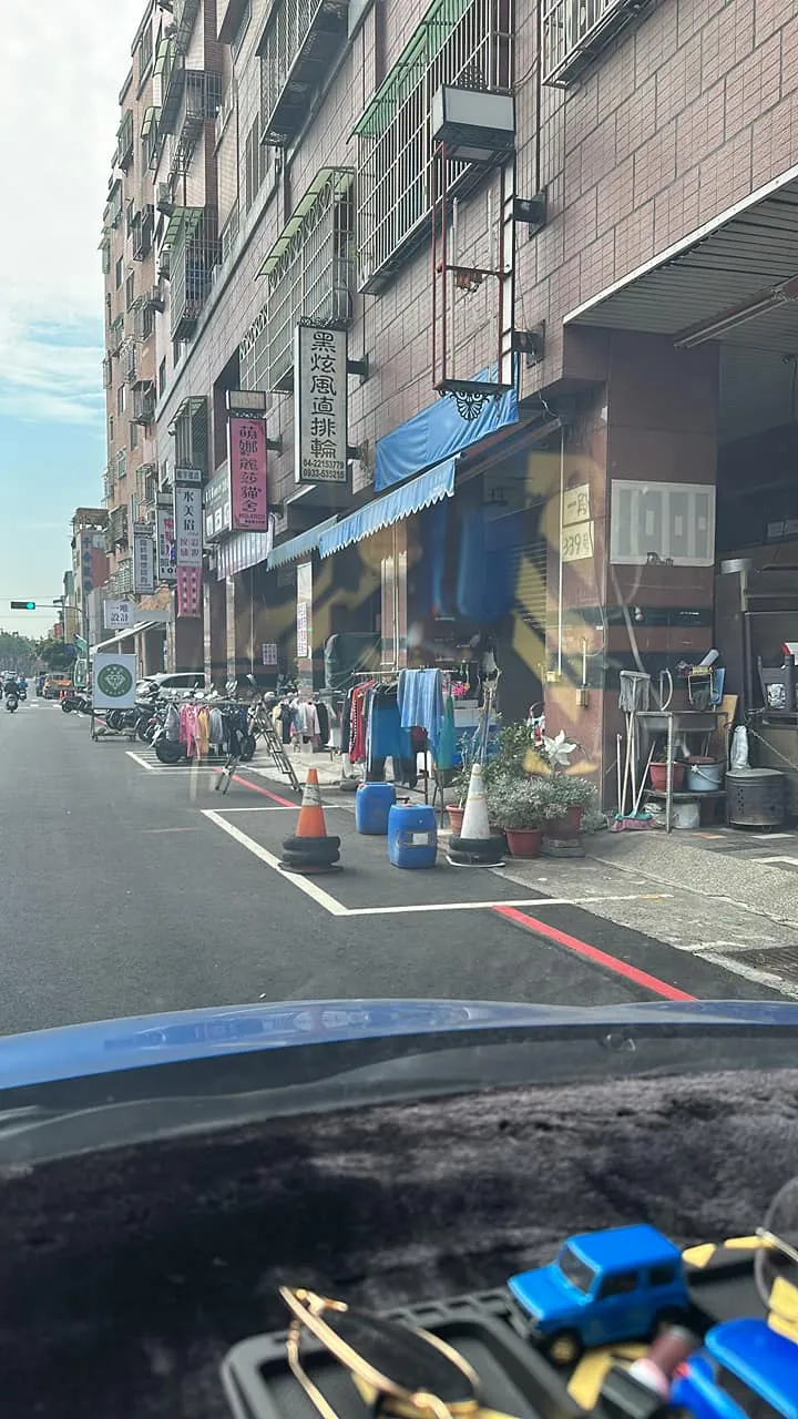 路霸用花盆、三角錐佔停車格。翻攝自爆怨公社