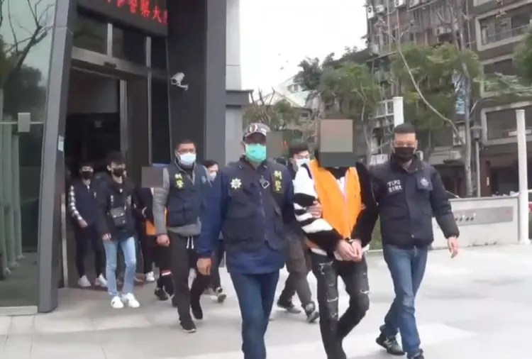 警方將李男等4人移送。翻攝畫面