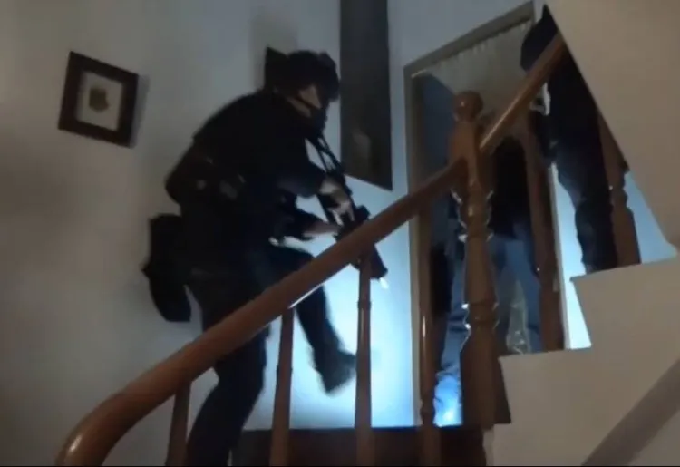 警方本月中前往宜蘭攻堅逮人。翻攝畫面