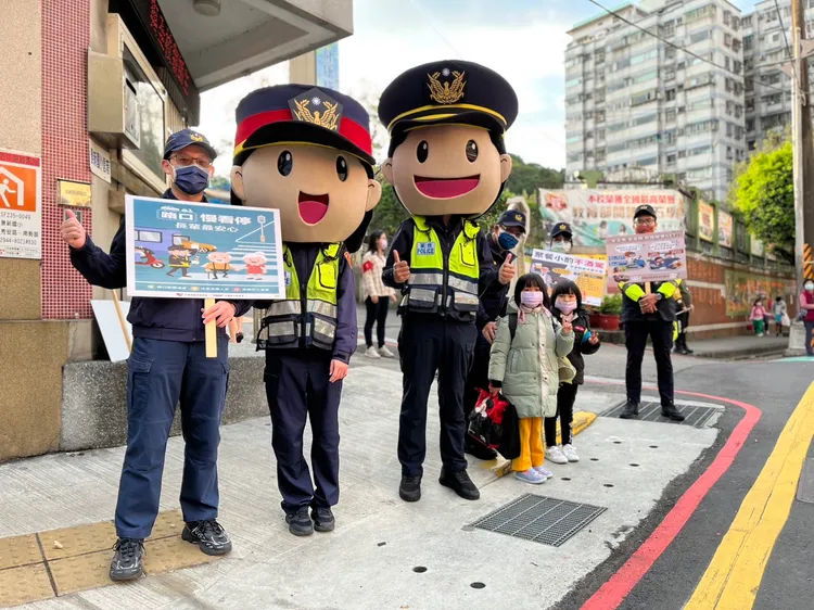 中和警方扮演Q版警察公仔迎接學童上學。中和警分局提供