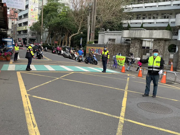 淡水警方與導護志工疏導交通。淡水警分局提供