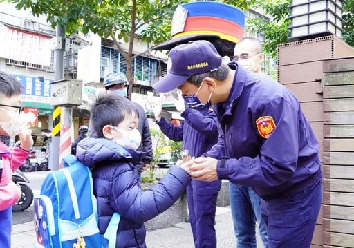 開學嘍!波麗士陪你上學去 新北警動起來維護學生交通安全