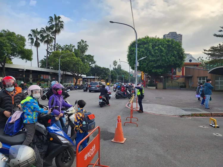 板橋警方在校門口疏導車輛。板橋警分局提供