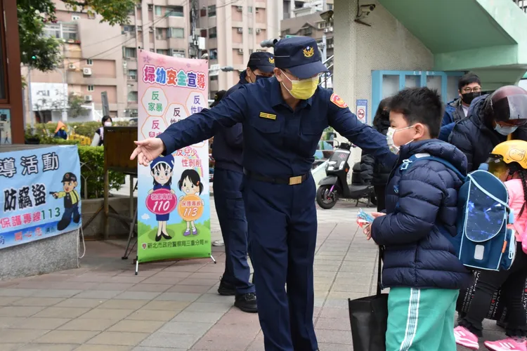 三重警在校門口疏導維護交通安全。三重警分局提供