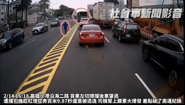 半聯結車駕駛王姓男子趁等紅燈時，拔腿狂奔，試圖追上前方肇事逃逸的小貨車。翻攝網路群組「社會事新聞影音」