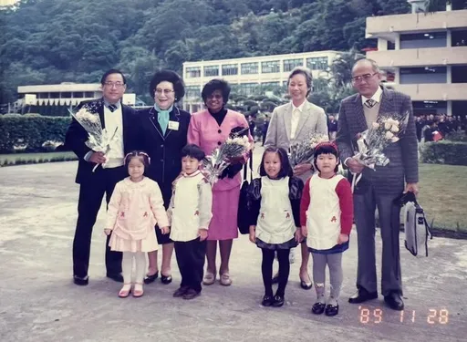 女主播幼稚園照出土!那個膨袖「根本華燈初上的始祖」 還穿透膚網狀黑絲襪