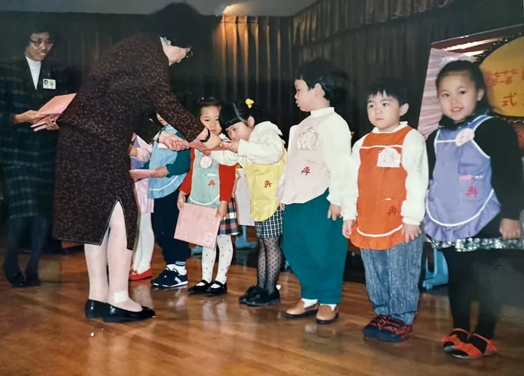 高毓璘留言區再貼另一張照片，是頒獎的場合，她笑說「領的獎會不會是最佳服裝儀容」。翻攝臉書「主播 高毓璘」