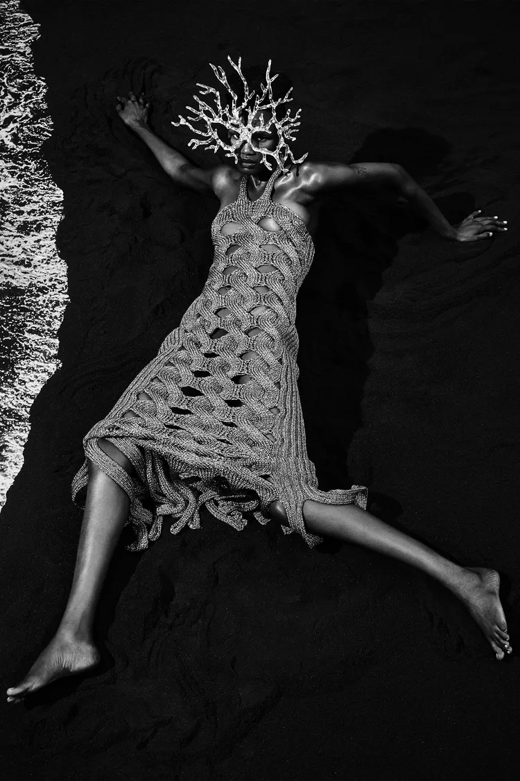 採用繩結編織結構延伸出的波浪圖騰，亦再度以不著痕跡的方式，呼應系列中濃郁的海洋情調。Onefifteen初衣食午提供